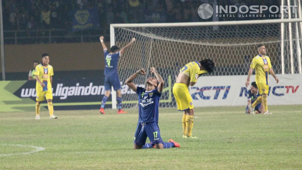 Pemain Persib Bandung Ferdinand Sinaga (depan) meluapkan rasa syukur usai timnya memastikan diri lolos ke final ISL 2014 usai mengalahkan Arema 3-1. Copyright: © Herry Ibrahim/INDOSPORT